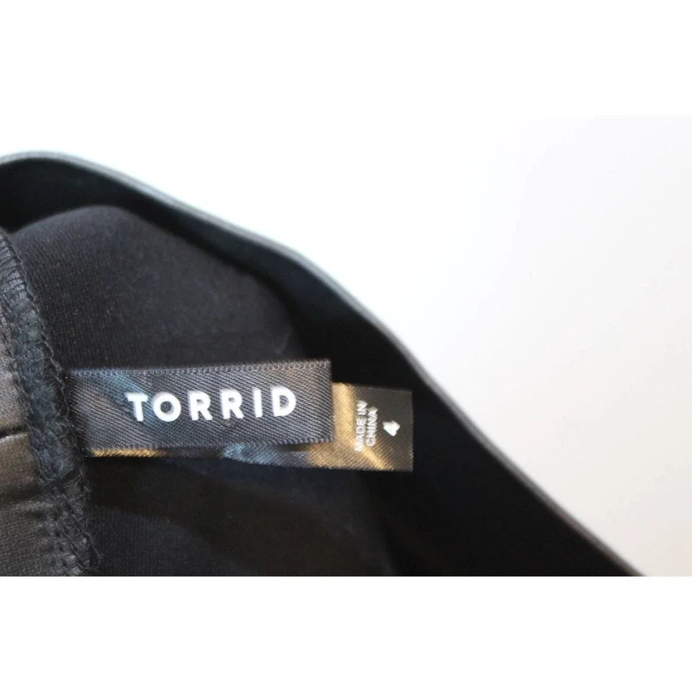 ✨2/$20 Torrid Crop Platinum Legging Coated Ponte Macrame Back Black Size 4 4X - Picture 9 of 11